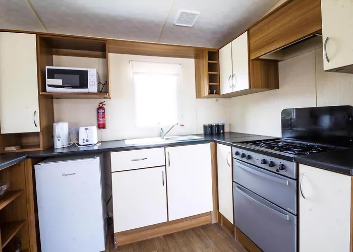 Great 8 Berth Caravan For Hire At Seawick Holiday Park In Essex Ref 27227Sw