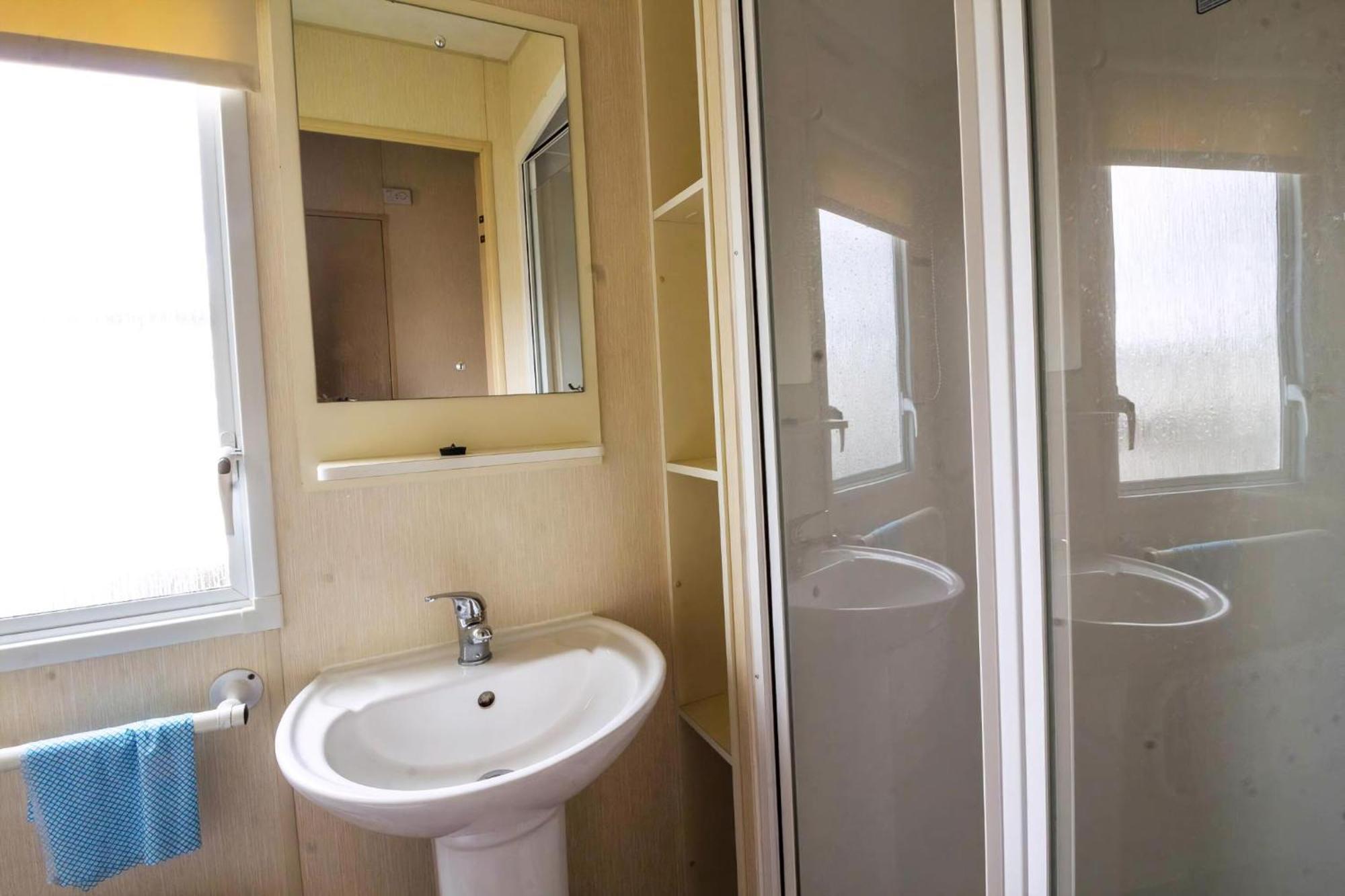 Great 8 Berth Caravan For Hire At Seawick In Essex Ref 27227sw *