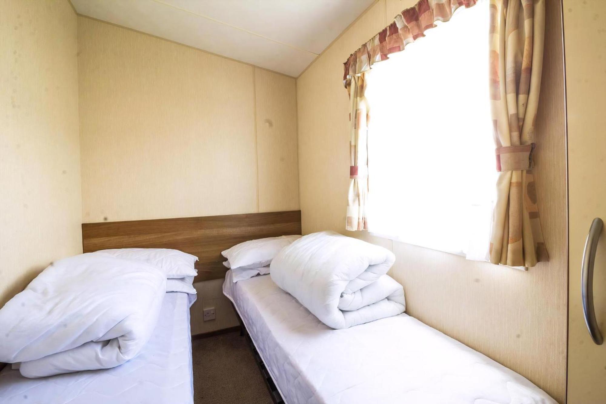 Great 8 Berth Caravan For Hire At Seawick In Essex Ref 27227sw Campsite *
