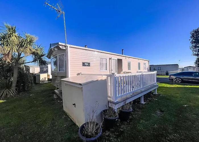 Great 8 Berth Caravan For Hire At Seawick Holiday Park In Essex Ref 27227Sw