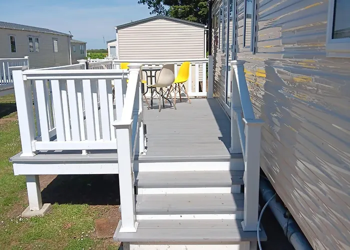 Great 8 Berth Caravan For Hire At Seawick Holiday Park In Essex Ref 27227Sw