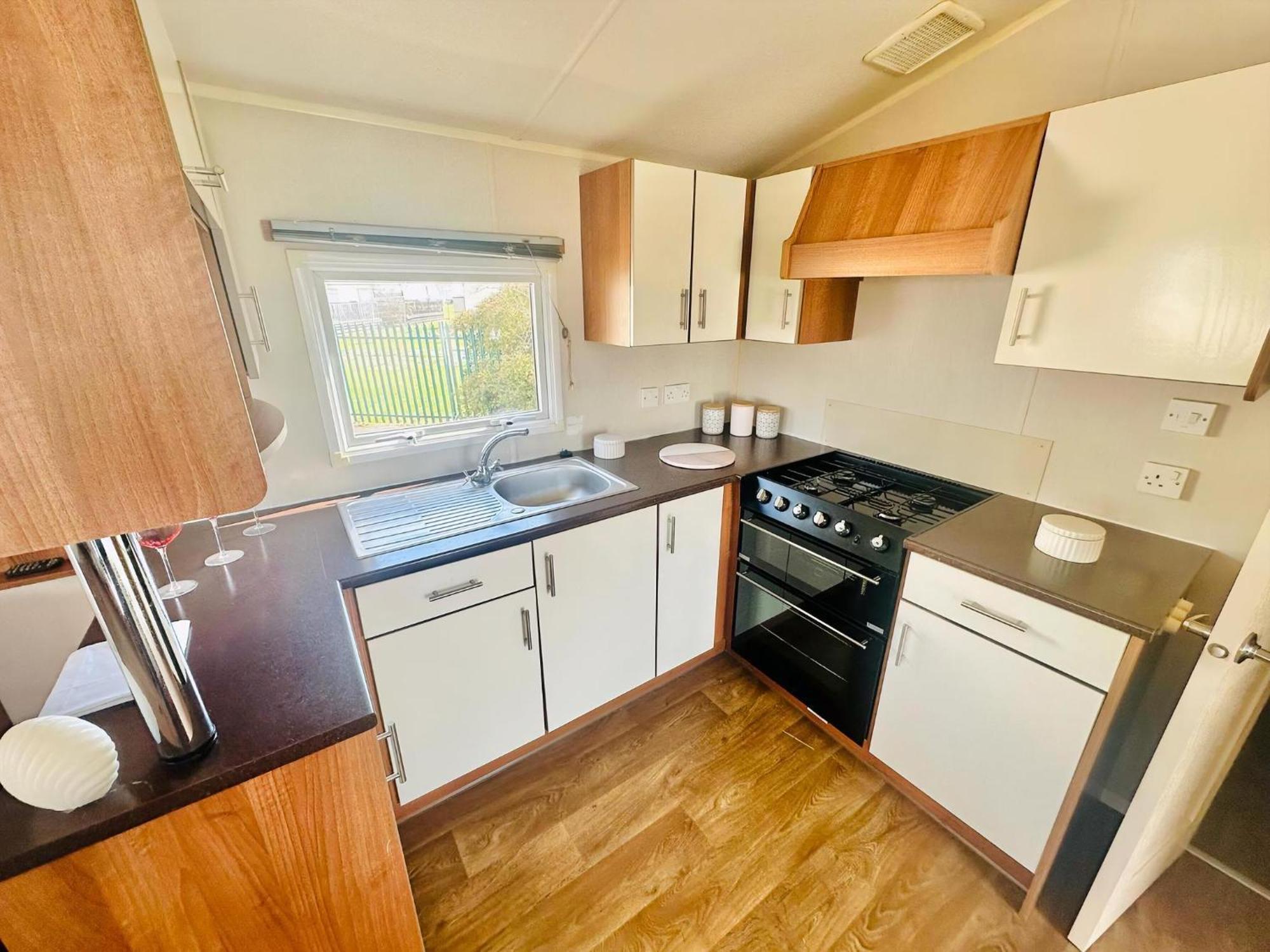 Camping Great 8 Berth Caravan For Hire At Seawick In Essex Ref 27227sw Clacton-on-Sea