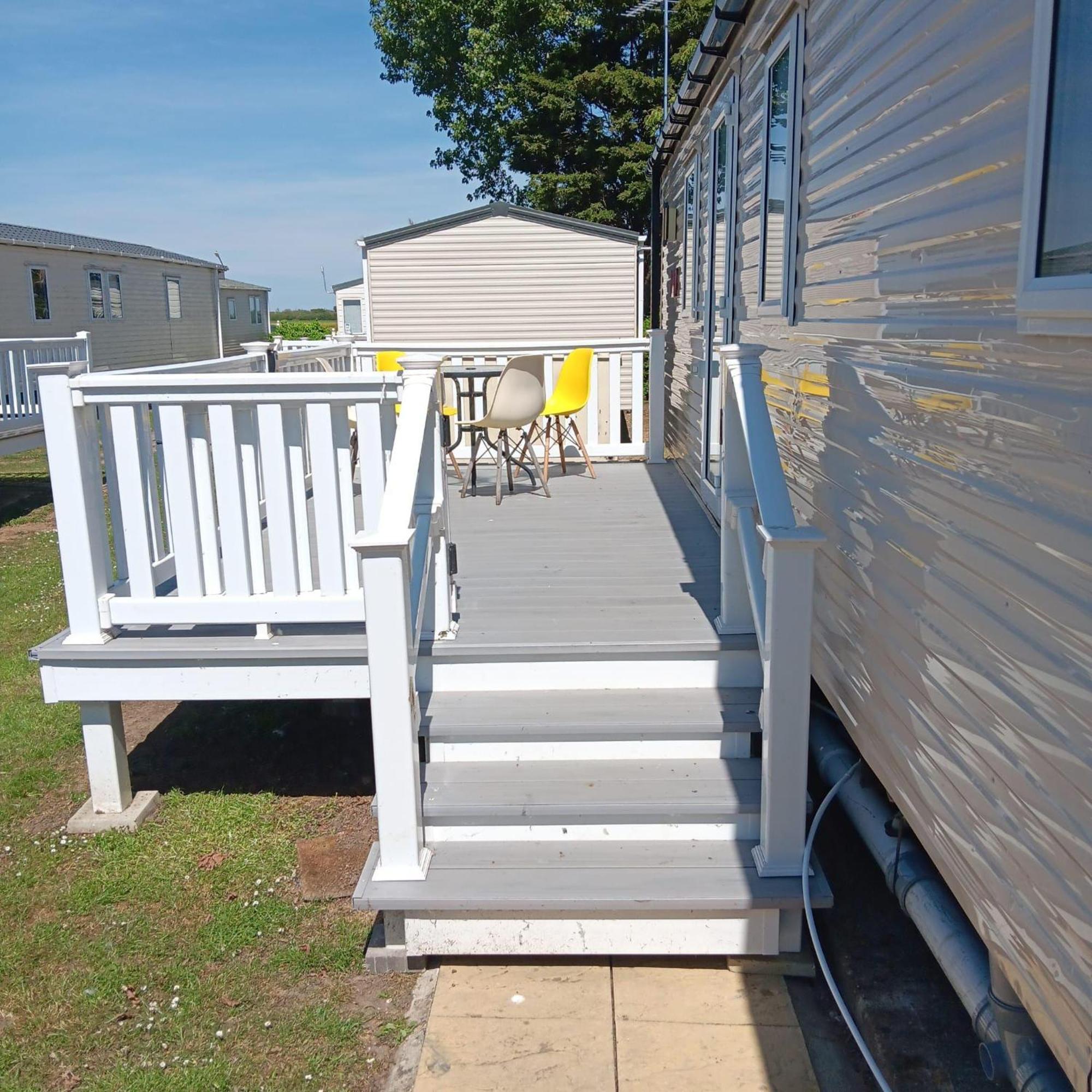 Great 8 Berth Caravan For Hire At Seawick In Essex Ref 27227sw Clacton-on-Sea